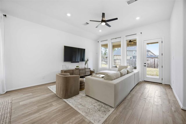 1301 Knollbridge Point Lane, Pinehurst, TX 77362