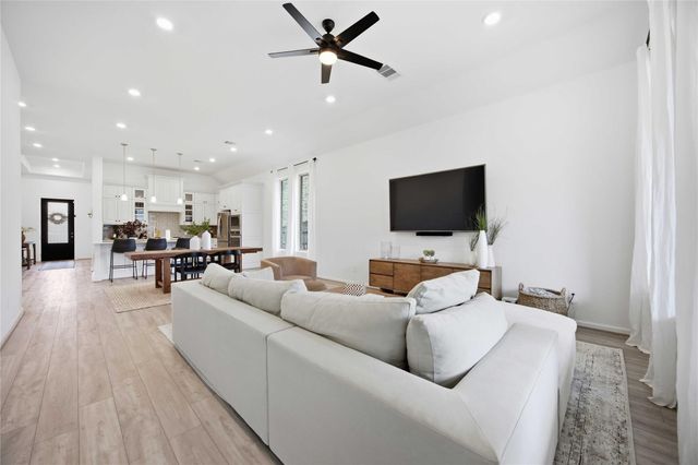 1301 Knollbridge Point Lane, Pinehurst, TX 77362