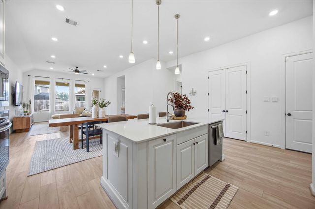 1301 Knollbridge Point Lane, Pinehurst, TX 77362