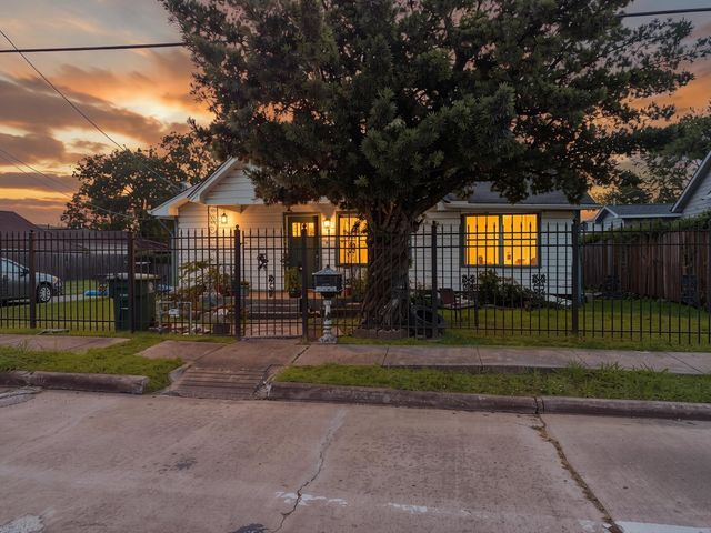 5604 Elysian Street, Houston, TX 77009