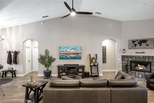 6694 Paw Paw, Hesperia, CA 92345