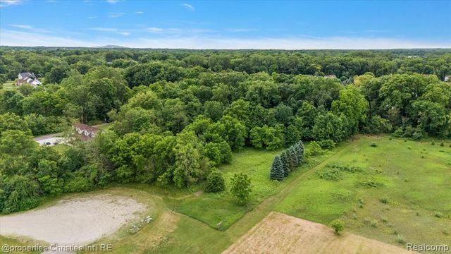 22150 Donnas Drive Street, South Lyon, MI 48178