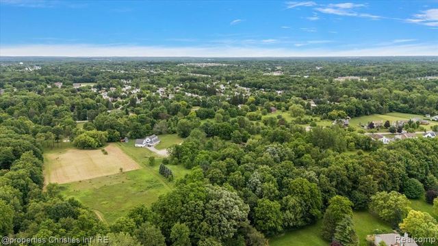 22150 Donnas Drive Street, South Lyon, MI 48178