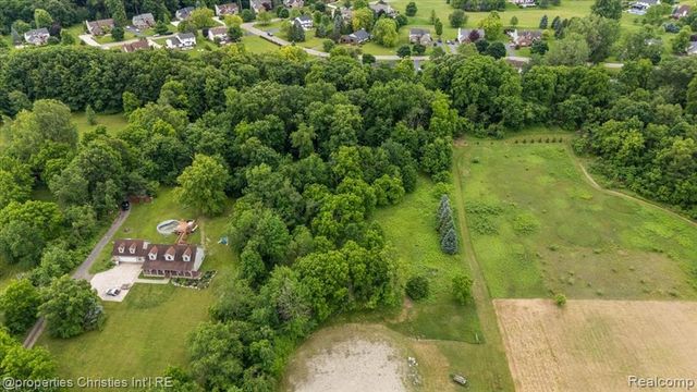 22150 Donnas Drive Street, South Lyon, MI 48178