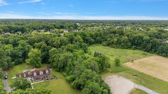 22150 Donnas Drive Street, South Lyon, MI 48178