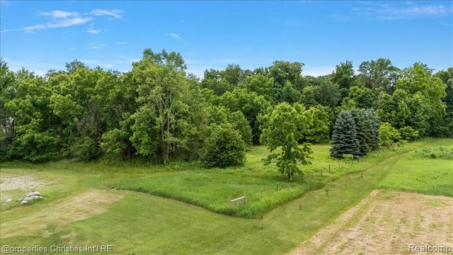 22150 Donnas Drive Street, South Lyon, MI 48178