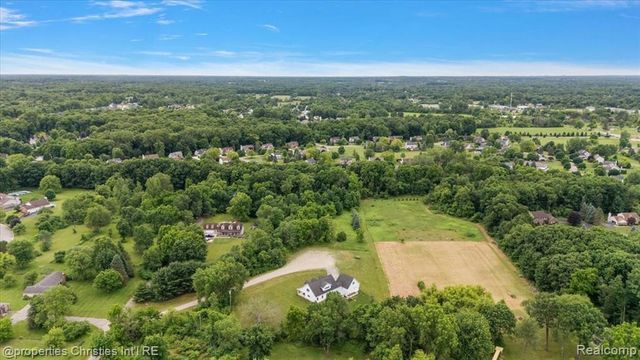 22150 Donnas Drive Street, South Lyon, MI 48178