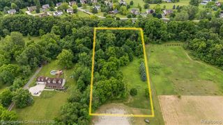 22150 Donnas Drive Street, South Lyon, MI 48178