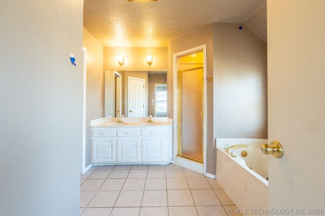 18641 Woodbriar Lane, Catoosa, OK 74015