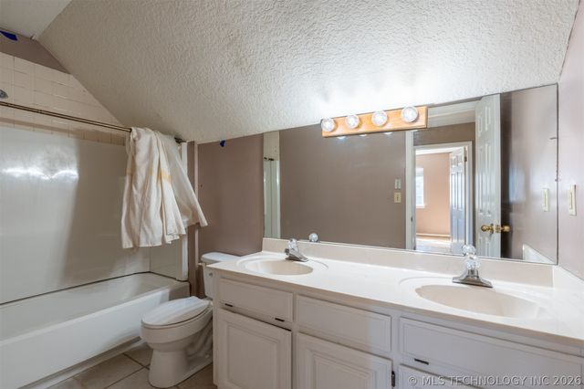 18641 Woodbriar Lane, Catoosa, OK 74015