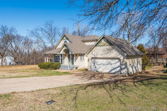 18641 Woodbriar Lane, Catoosa, OK 74015