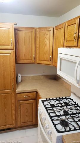 195 W Strathmore Avenue, Pontiac, MI 48340