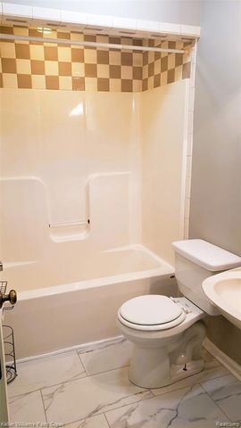 195 W Strathmore Avenue, Pontiac, MI 48340