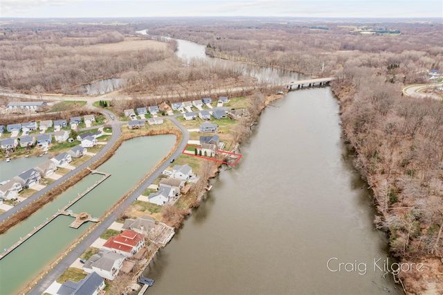 642 Swan River Drive, Benton Harbor, MI 49022