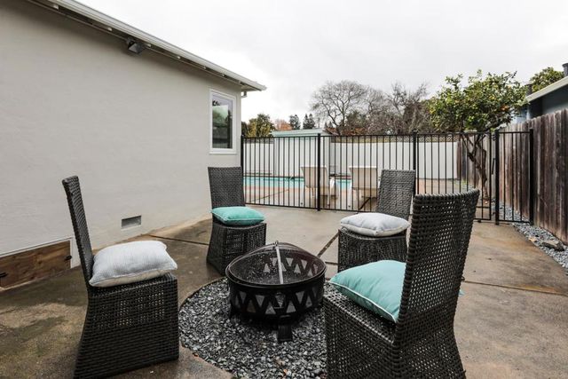 300 Encina Avenue, Redwood City, CA 94061