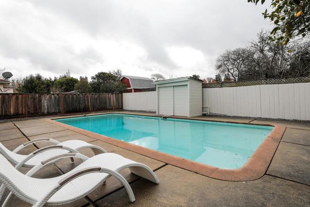 300 Encina Avenue, Redwood City, CA 94061