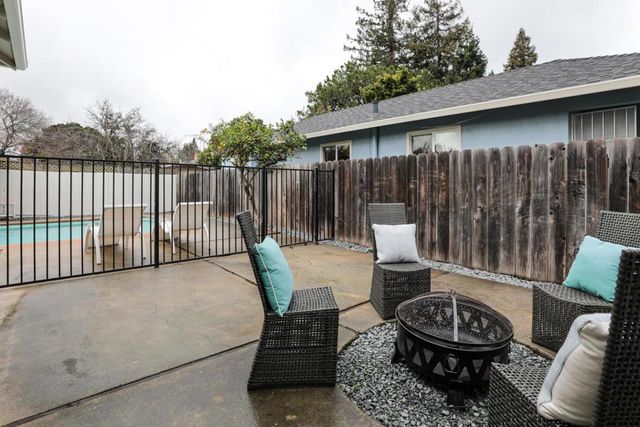 300 Encina Avenue, Redwood City, CA 94061