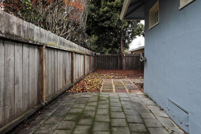 300 Encina Avenue, Redwood City, CA 94061