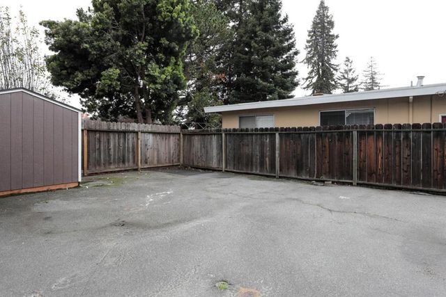 300 Encina Avenue, Redwood City, CA 94061