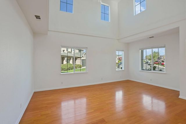 250 Fragrance St, Manteca, CA 95337