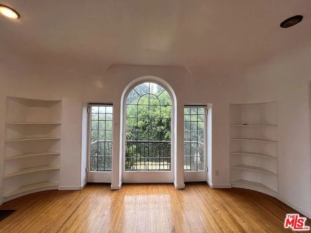 942 S Mansfield Avenue, Los Angeles, CA 90036