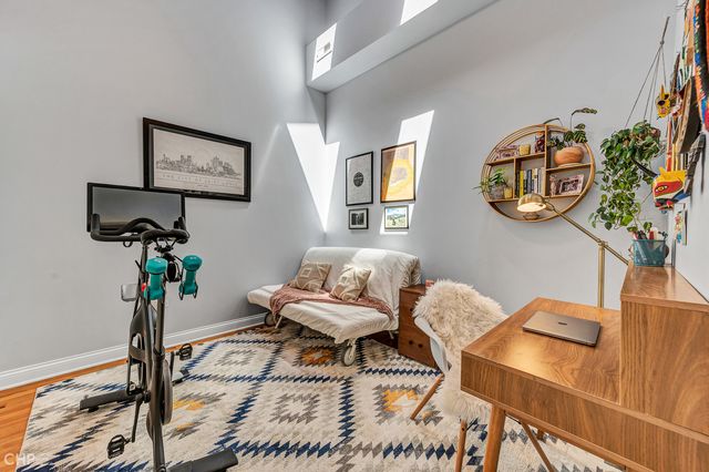 2934 W Montrose Avenue 303, Chicago, IL 60618