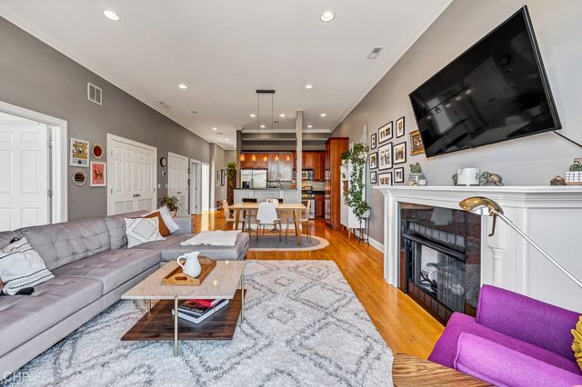 2934 W Montrose Avenue 303, Chicago, IL 60618