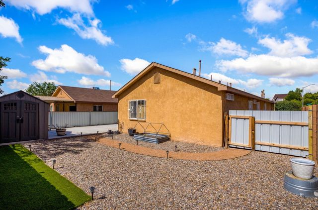 1404 Don Reynaldo Street SW, Albuquerque, NM 87121