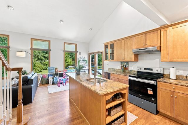 25 West St, Foxboro, MA 02035