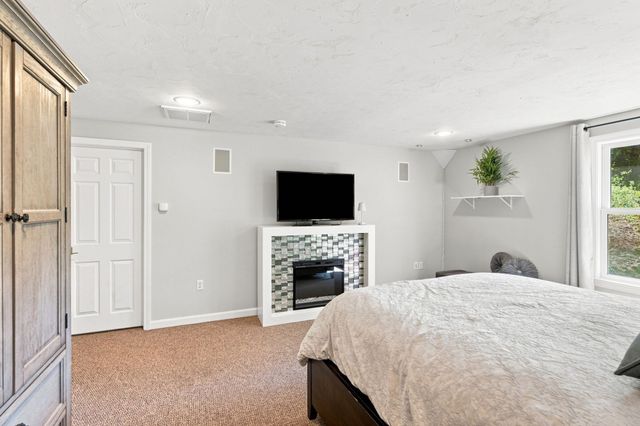 25 West St, Foxboro, MA 02035