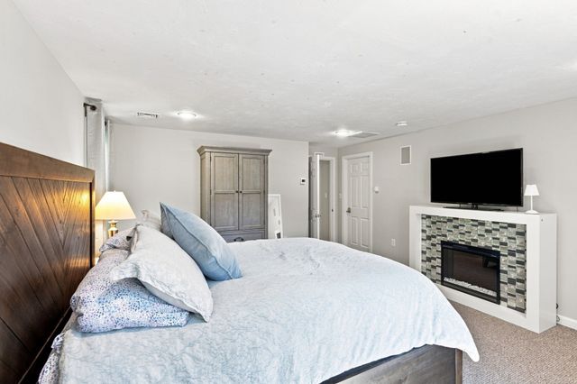 25 West St, Foxboro, MA 02035
