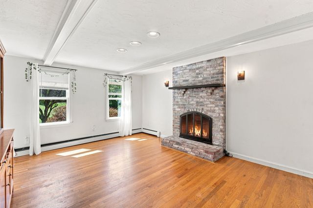 25 West St, Foxboro, MA 02035