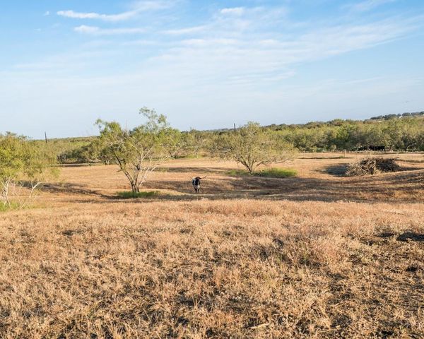 1096 County Road 447, Waelder, TX 78959