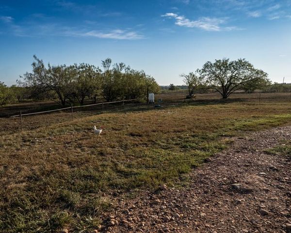 1096 County Road 447, Waelder, TX 78959