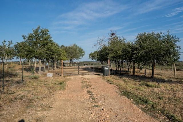 1096 County Road 447, Waelder, TX 78959