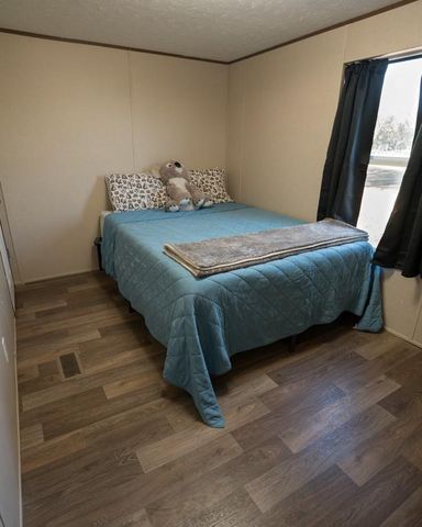 1096 County Road 447, Waelder, TX 78959