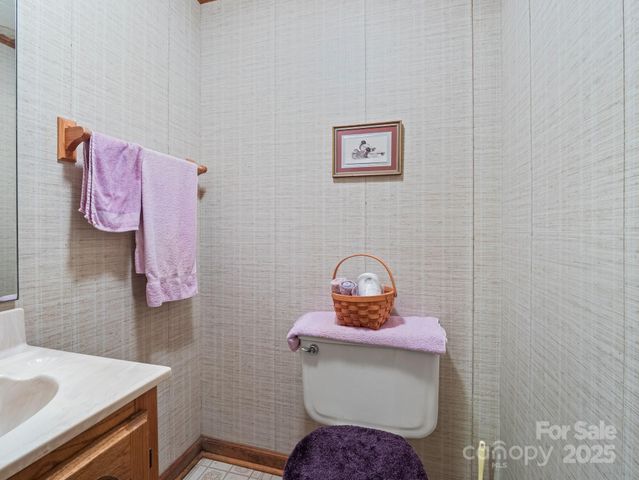1 Whitehall Lane, Hendersonville, NC 28739