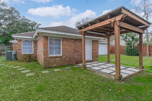 2601 Briarhurst Drive, Houston, TX 77057
