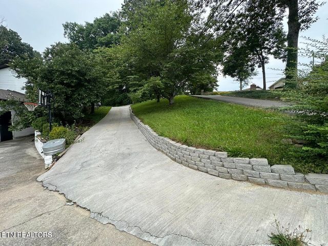 5242 Oakhill Drive, Knoxville, TN 37912