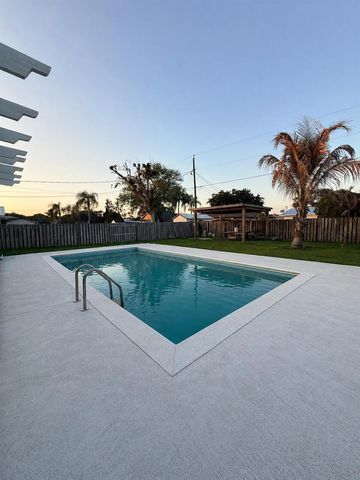 435 SE Asbury Lane, Port St. Lucie, FL 34983