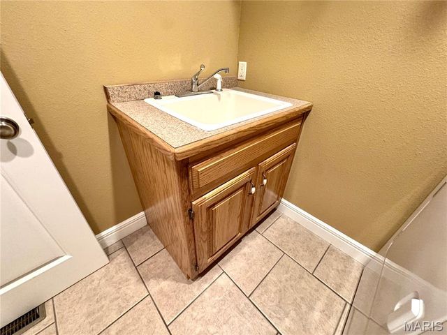 2206 Cherry Blossom Cir. Circle, Lebanon, MO 65536