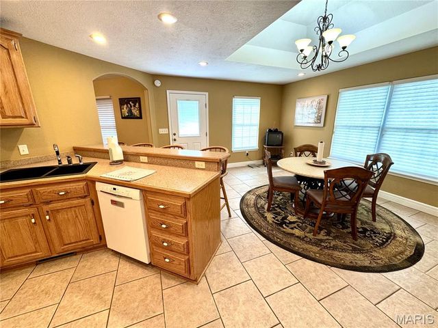 2206 Cherry Blossom Cir. Circle, Lebanon, MO 65536