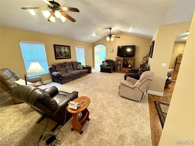 2206 Cherry Blossom Cir. Circle, Lebanon, MO 65536