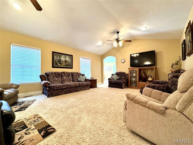 2206 Cherry Blossom Cir. Circle, Lebanon, MO 65536