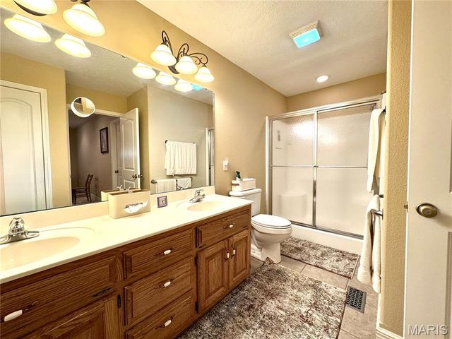 2206 Cherry Blossom Cir. Circle, Lebanon, MO 65536