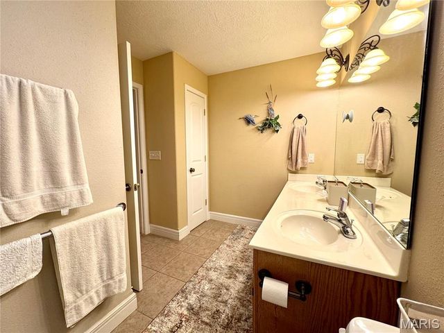 2206 Cherry Blossom Cir. Circle, Lebanon, MO 65536