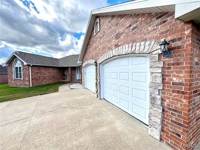 2206 Cherry Blossom Cir. Circle, Lebanon, MO 65536