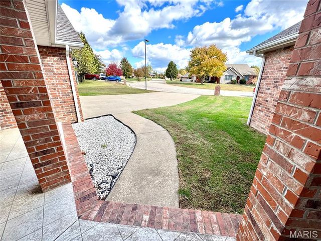 2206 Cherry Blossom Cir. Circle, Lebanon, MO 65536
