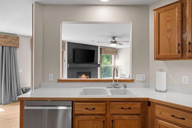 8018 Greenbriar Lane, Woodbury, MN 55125