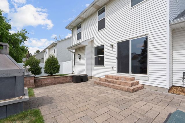 8018 Greenbriar Lane, Woodbury, MN 55125